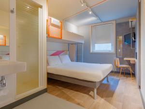Postel nebo postele na pokoji v ubytování Ibis Budget Lyon Est Saint Quentin Fallavier