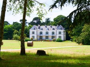 普雷讷夫昂德雷Domaine du cloitre的田野中间的白色大房子