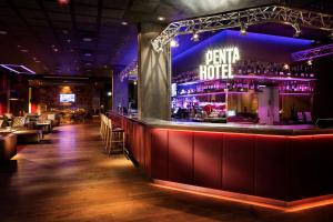 雷丁pentahotel Reading的餐厅的酒吧,标有读书的标语