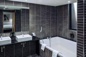 pentahotel Reading的一间浴室