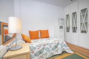 Un dormitorio con una cama y una mesa con una lámpara. en Apartamento en Valoria con piscina, en Valoria 41 fotos más