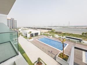 Bazén v ubytování Escape24 Classy Studio Azizi Riviera 46 Dubai nebo v jeho okolí