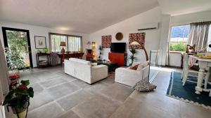 een woonkamer met twee banken en een tv bij Villa Emma in Palermo