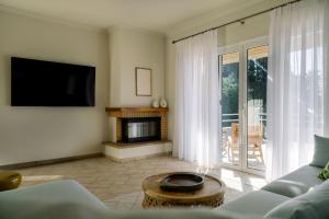 TV a/nebo společenská místnost v ubytování Villa Mila with private pool by Olivestone Village