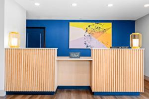 莫德斯托Spark by Hilton Modesto的一间拥有蓝色墙壁和木质接待台的办公室