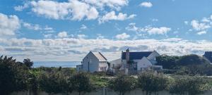 a house on the beach with the ocean behind it at Klipvis at Duykereiland in St Helena Bay