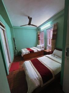Postel nebo postele na pokoji v ubytování Hotel New Pokhara Peace