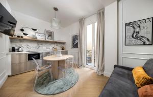 Dapur atau dapur kecil di New Center Easy Access Balcony