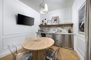 Dapur atau dapur kecil di New Center Easy Access Balcony