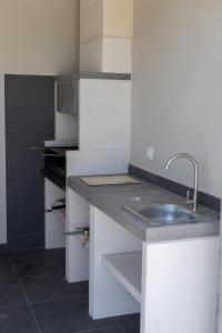 een keuken met een spoelbak en een aanrecht bij Correia Villa in Barcelos