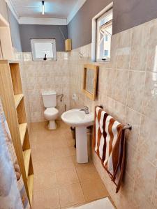 グランベにあるBaleau villa excellente Location xtraのトイレと洗面台付きのバスルーム +5枚の写真