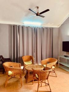 グランベにあるBaleau villa excellente Location xtraのリビングルーム(テーブル、椅子、天井ファン付)