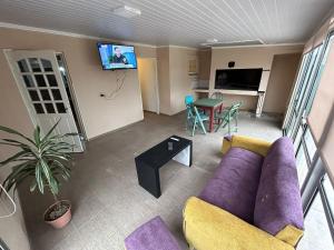un soggiorno con un divano e un tavolo di "El Pelícano" Hostal a Maldonado