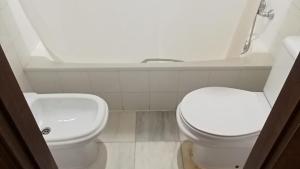 a bathroom with a toilet and a sink at Apartamentos Jasmund - Bungalow 117 in San Fernando