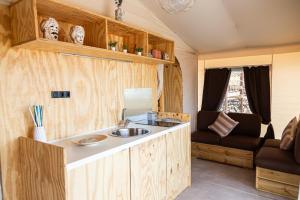 Kuchyň nebo kuchyňský kout v ubytování Koru - Etna Glamping Experience