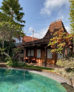 Bazén v ubytování Kampoeng Joglo Abangan Ubud nebo v jeho okolí