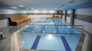 Bazén v ubytování Ramada Plaza By Wyndham Batman nebo v jeho okolí