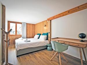Giường trong phòng chung tại Chalet familial rénové avec jacuzzi, accès piste, ski room - FR-1-613B-42
