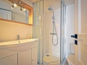 Phòng tắm tại Chalet familial rénové avec jacuzzi, accès piste, ski room - FR-1-613B-42 +17 ảnh