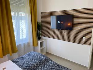 a bedroom with a flat screen tv on the wall at Schönes Apartment am Rhein - Zentral in Koblenz