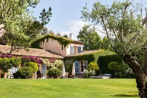 a house with a lawn in front of it at Domaine Les Mésanges in Saint-Tropez