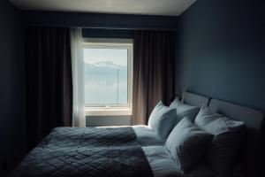 Postel nebo postele na pokoji v ubytování Bjerkvik Hotell