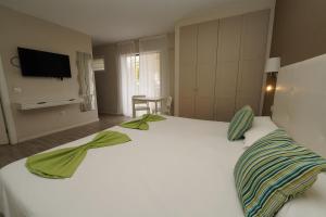 Łóżko lub łóżka w pokoju w obiekcie Hotel RF San Borondon