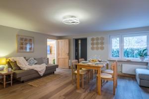 シュクラルスカ・ポレンバにあるZaciszne Centrumのソファとテーブルのあるリビングルーム