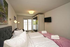 Postel nebo postele na pokoji v ubytování Nahe dem Seglerhafen, Balkon, eigene Sauna - Alte Fischfabrik Lauterbach FeWo 10