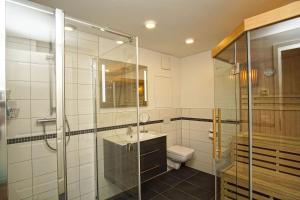 Koupelna v ubytování Nahe dem Seglerhafen, Balkon, eigene Sauna - Alte Fischfabrik Lauterbach FeWo 10 + 17 fotografií