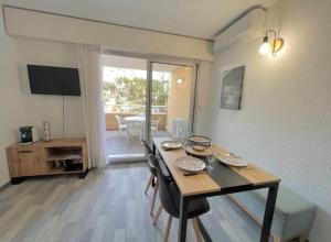 Televisyen dan/atau pusat hiburan di Appartement Port de Hyères 4 personnes