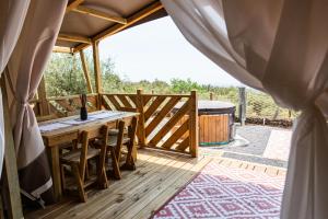 Balkón nebo terasa v ubytování Koru - Etna Glamping Experience + 18 fotografií