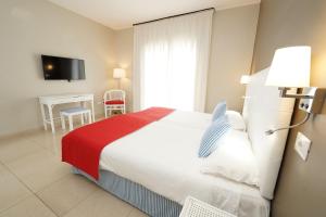 Łóżko lub łóżka w pokoju w obiekcie Hotel RF San Borondon