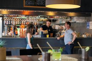 eine Gruppe von Menschen steht an einer Bar in der Unterkunft Belambra Clubs La Palmyre - Les Mathes in Les Mathes
