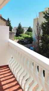Rõdu või terrass majutusasutuses Zlatni Pijesak - Apartmani Čanj