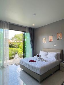Postel nebo postele na pokoji v ubytování SeeView Resort (ซีวิว รีสอร์ต)