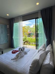Postel nebo postele na pokoji v ubytování SeeView Resort (ซีวิว รีสอร์ต)