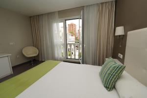 Łóżko lub łóżka w pokoju w obiekcie Hotel RF San Borondon