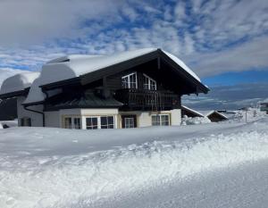 een huis bedekt met sneeuw voor de deur bij Haus 129 Top 1 in Krimml +1 foto