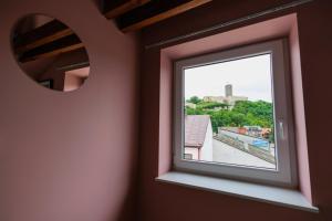 a window in a room with a view at Apartamenty Mostowa - klimatyczny nocleg z widokiem w centrum Iłży in Iłża