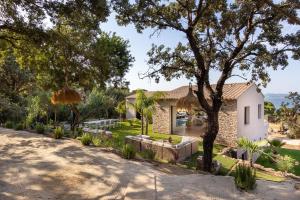 une image d'une maison avec une cour dans l'établissement Villa de la Madrague Vue Mer à 200m de la Plage sur La Presqu' île de Giens Sea and Mountain Pleasure, à Hyères