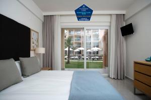 Postel nebo postele na pokoji v ubytování Kusadası Golf Spa Resort + 30 fotografií