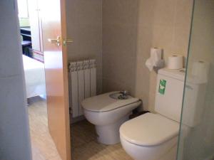 een kleine badkamer met toilet en wastafel bij Apartament Fira in Hospitalet de Llobregat +23 foto's