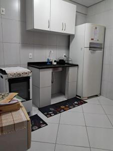 Η κουζίνα ή μικρή κουζίνα στο Apartamento confortável e bem localizado 101