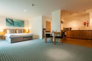 Postel nebo postele na pokoji v ubytování De Vere Cotswold Water Park Apartments + 19 fotografií