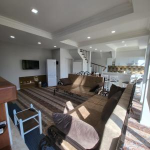 Телевизор и/или развлекательный центр в Viva hotel Gabala with outdoor pool ,Sauna and Waterfall