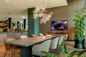 TV a/nebo společenská místnost v ubytování Motel One Köln-Messe