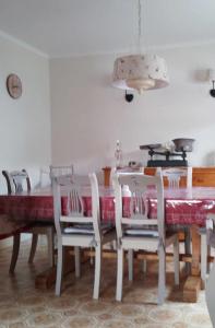 Un comedor con mesa y sillas en La Petite Bresse, en La Bresse 9 fotos más