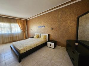 Un pat sau paturi într-o cameră la location saisonnière un étage de villa à hammam sousse