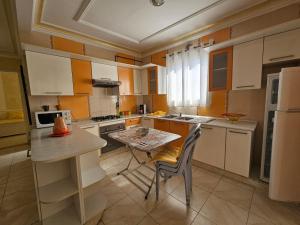 O bucătărie sau chicinetă la location saisonnière un étage de villa à hammam sousse +4 fotografii
